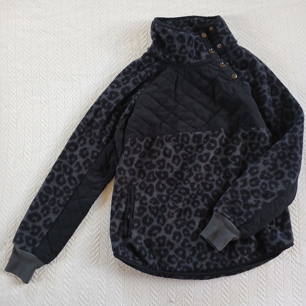 a&f  ♡ animal print pullover sweatshirt leopard quilted fleece fall winter xs